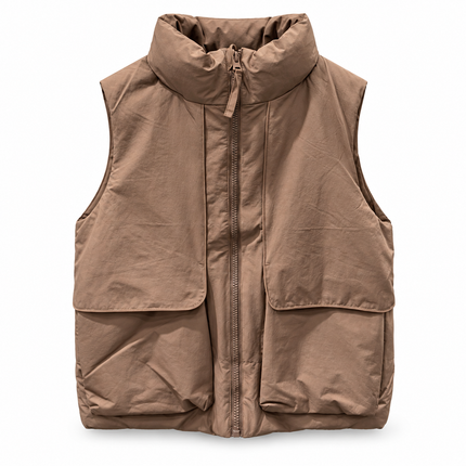 Gilet imbottito marrone su sfondo bianco