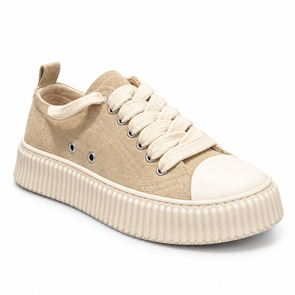 Sneaker beige platform su sfondo bianco