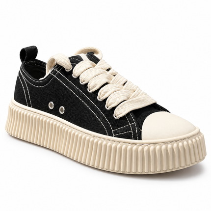 Sneaker nera platform su sfondo bianco