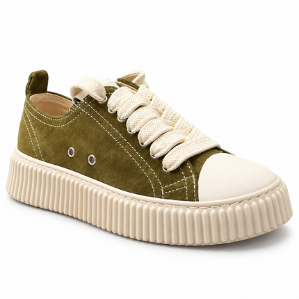 Sneaker verde oliva platform su sfondo bianco